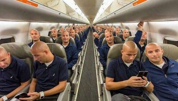 Pria ini naik pesawat saat kosong. Ia iseng mengambil foto di setiap kursi dan mengeditnya dengan Photoshop. Ini hasilnya! Foto: via BoredPanda