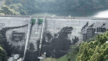 Sebuah perusahaan Jerman yang menjual peralatan kebersihan menggunakan mesin cuci bertekanan buatannya untuk membangun patung raksasa Godzilla di Bendungan Iwaya Kawauchi di Prefektur Saga, Jepang. Foto: via BoredPanda