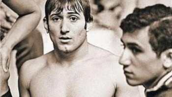 Pada 1976, Shavarsh Karapetyan, seorang perenang Olimpiade Armenia, menyelamatkan 20 orang yang terjebak di dalam bus yang tenggelam 24 meter di lepas pantai. Ia membutuhkan beberapa jam untuk menyelamatkan mereka semua, dan ia menderita cedera yang membuatnya dirawat di rumah sakit selama 45 hari, dan hal itu mengakhiri karier Olimpiade-nya. Foto: via BoredPanda