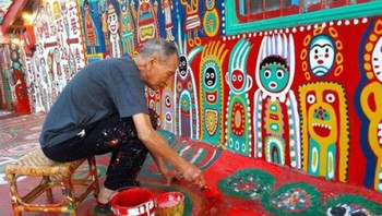 Pelukis berusia 96 tahun menyelamatkan sebuah desa. Awalnya, desa tempat ia tinggal akan dihancurkan. Namun ia melukis setiap sudut desa sehingga tampak indah dan mendatangkan turis. Wali kota setempat akhirnya memutuskan untuk melestarikan desa tersebut. Foto: via BoredPanda