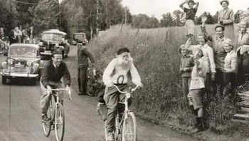 Pada 1951, seorang pria berusia 66 tahun tidak diizinkan mengikuti lomba balap sepeda sejauh 1.800 km karena dianggap terlalu tua. Ia tetap datang dan memenangkan lomba dengan bersepeda berhari-hari tanpa tidur. Ia pun mendapat julukan Kakek Baja. Foto: via BoredPanda