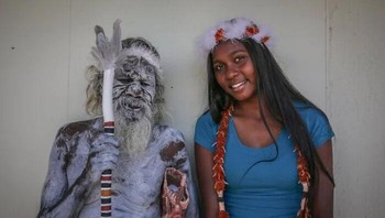 Tetua Aborigin ini sangat bangga pada cucunya. Ia melakukan perjalanan jauh untuk menghadiri wisuda sang cucu. Foto: via BoredPanda