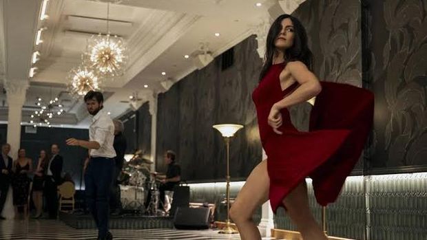 Cuplikan adegan Monica Barbaro di FUBAR.