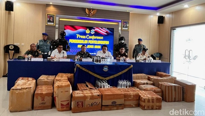 Gelar barang bukti arak ilegal di ruang pertemuan kantor Pangkalan Lanal Banyuwangi.
