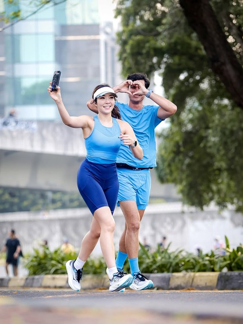 Gisel dan Cinta Brian lari sambil merayakan ulang tahun ke-27 Cinta Brian.