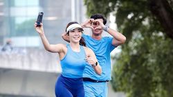Potret Gisel Rayakan Ultah Cinta Brian Sambil Lari