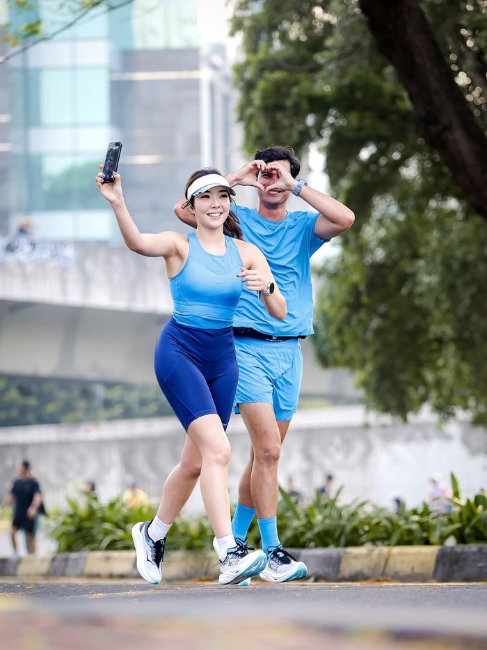 Gisel dan Cinta Brian Gisel dan Cinta Brian lari sambil merayakan ulang tahun ke-27 Cinta Brian.