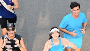 Gisel dan Cinta Brian tampil matching banget pakai outfit biru, couple goals banget! Foto: Instagram @gisel_la