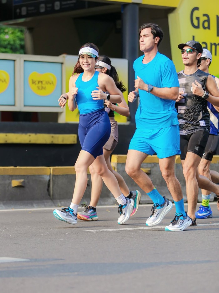 Gisel dan Cinta Brian lari sambil merayakan ulang tahun ke-27 Cinta Brian.