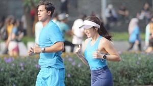 Momen lari ini menujukkan hubungan Gisel dan Cinta Brian yang berlanjut sejak rumo di nikahan Luna Maya dan Maxime Bouttier. Foto: Instagram @gisel_la