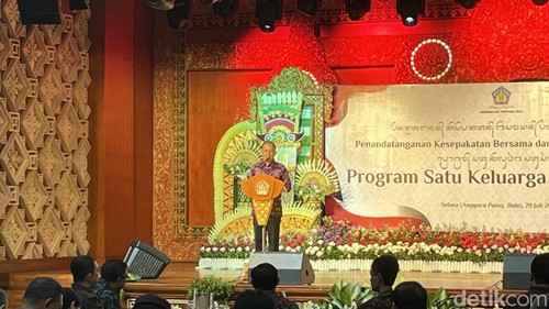 Gubernur Bali Wayan Koster saat sambutan di acara penandatanganan kerja sama Program Satu Keluarga Satu Sarjana di Jayasabha, Selasa (29/7/2025). (dok. Rizki Setyo)