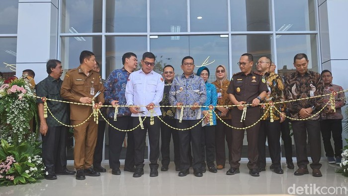 Gubernur Banten Andra Soni meresmikan Grha Bank Banten sebagai kantor pusat di Kota Serang. (Arief/detikcom)