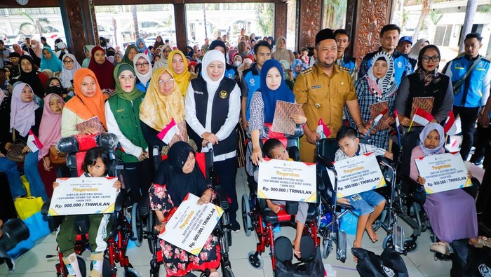 Gubernur Jawa Timur Khofifah Indar Parawansa melanjutkan penyaluran bantuan sosial (bansos) di berbagai daerah.