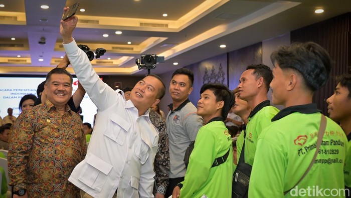 Gubernur NTB Lalu Muhamad Iqbal melepas 215 PMI ke Malaysia, Selasa (29/7/2025).