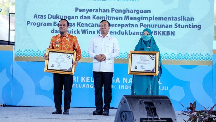 Gubernur Sulsel Andi Sudirman Sulaiman dan Ketua TP PKK Sulsel Naoemi Octarina menerima penghargaan dari Kemendukbangga/BKKBN.