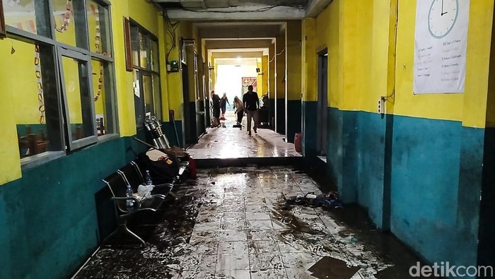 Guru dan siswa bersih-bersih sisa banjir di Sekolah Darussurur Cimahi Selatan