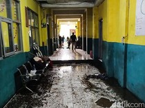 Sibuknya Guru dan Siswa Darussur Cimahi Bersihkan Lumpur Sisa Banjir