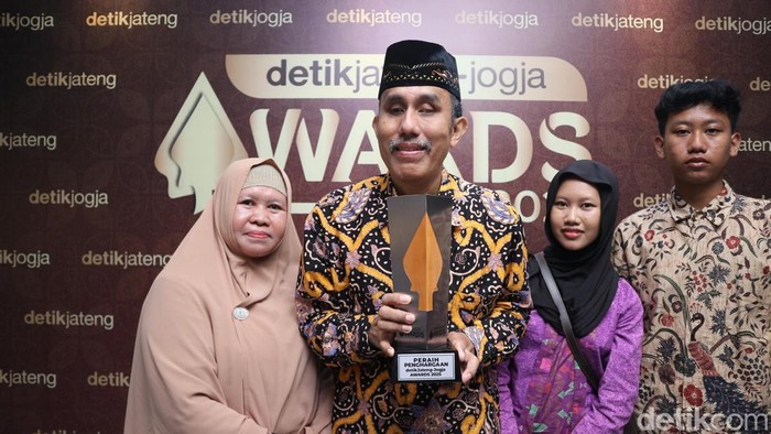 Guru Rasino menerima penghargaan detikJateng-Jogja 2025, Rabu (23/7/2025). Penghargaan itu diberikan karena tekadnya melestarikan budaya di tengah keterbatasan.