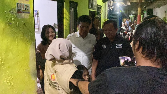 Ketua Komisi III DPR RI Habiburokhman berkeliling gang-gang menemui masyarakat di Jakarta Timur.