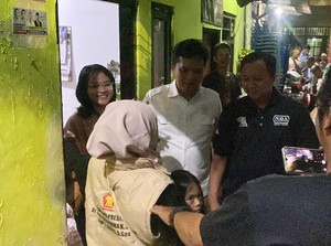 Habiburokhman Bagikan Sembako ke Warga Jaktim, Titip Salam dari Prabowo