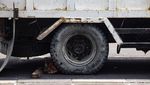 Hati-hati, Ada Truk Pecah Ban di Lebak Bulus