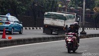 Sebuah cone dipasang di belakang truk agar pengendara lainnya berhati-hati.
