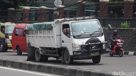 Hati-hati, Ada Truk Pecah Ban di Lebak Bulus