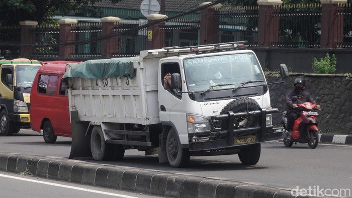 Sebuah truk mengalami pecah ban di seberang Park and Ride MRT Lebak Bulus, Jakarta, Selasa (29/7/2025).