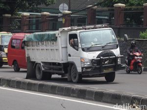 Hati-hati, Ada Truk Pecah Ban di Lebak Bulus