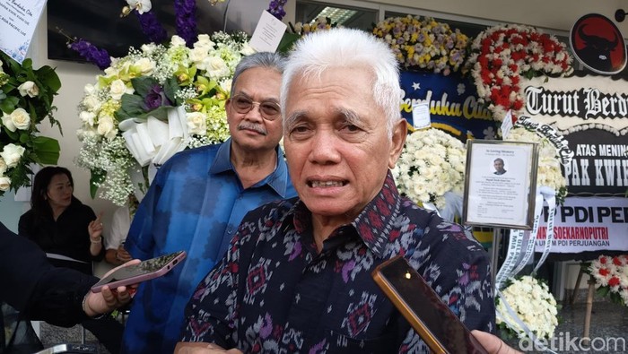 Hatta Rajasa ke rumah duka ekonom kenamaan Kwik Kian Gie di Rumah Duka Sentosa, Jakarta Pusat, Selasa (29/7/2025).