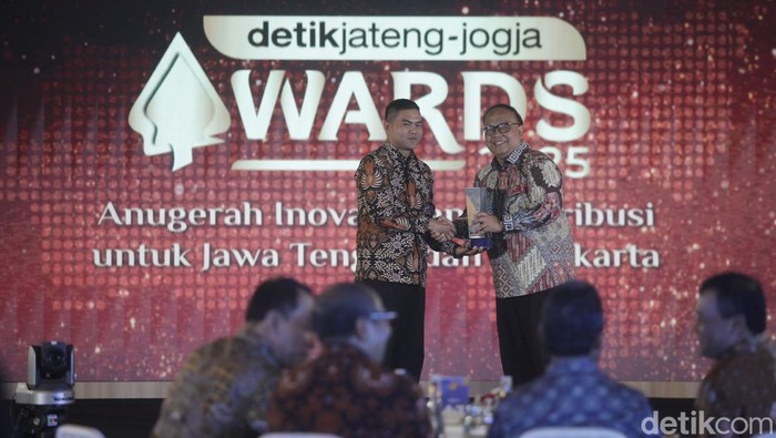 Direktur Transmedia, Latif Harnoko, menyerahkan penghargaan kepada CEO HS Rokok, Muhammad Suryo di Gedung Gradhika Bhakti Praja Kantor Gubernur Jawa Tengah, Semarang, Rabu (23/7/2025) malam.