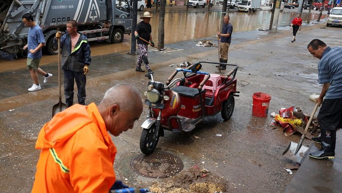 Hujan Deras di Beijing Sisa lumpur dan kerusakan terlihat di sebuah restoran di Distrik Miyun, Beijing. Hujan deras melanda wilayah itu sejak akhir Juli 2025.