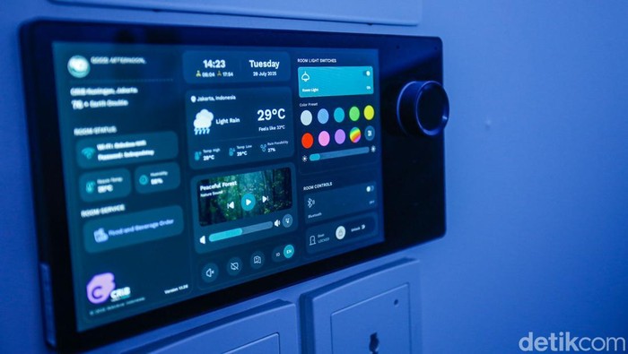 Intip Hotel Kapsul Estetik di Jakarta Pengunjung beraktivitas di CRiB, Jakarta, Selasa (29/7/2025). Hotel kapsul dengan sentuhan seni ini berada di Kawasan Kuningan, Jakarta dengan total 7 lantai.