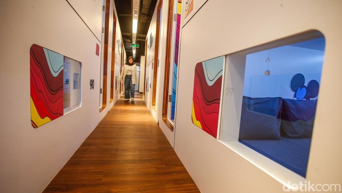 Intip Hotel Kapsul Estetik di Jakarta Pengunjung beraktivitas di CRiB, Jakarta, Selasa (29/7/2025). Hotel kapsul dengan sentuhan seni ini berada di Kawasan Kuningan, Jakarta dengan total 7 lantai.