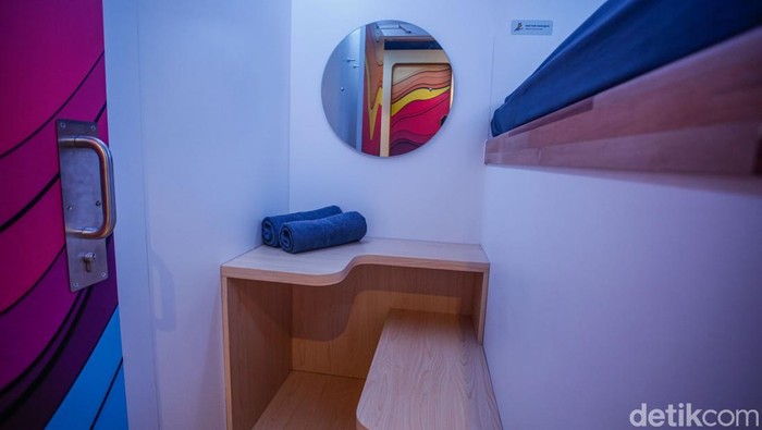 Intip Hotel Kapsul Estetik di Jakarta Pengunjung beraktivitas di CRiB, Jakarta, Selasa (29/7/2025). Hotel kapsul dengan sentuhan seni ini berada di Kawasan Kuningan, Jakarta dengan total 7 lantai.