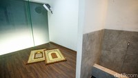 Di sini juga terdapat musholla yang nyaman untuk sholat.