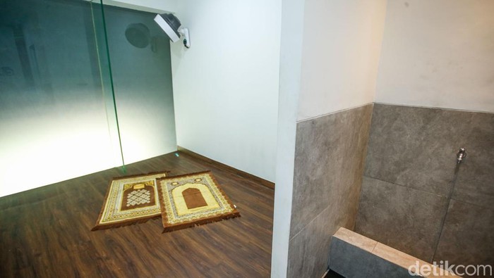 Intip Hotel Kapsul Estetik di Jakarta Pengunjung beraktivitas di CRiB, Jakarta, Selasa (29/7/2025). Hotel kapsul dengan sentuhan seni ini berada di Kawasan Kuningan, Jakarta dengan total 7 lantai.