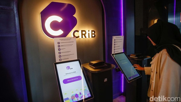 Pengunjung beraktivitas di CRiB, Jakarta, Selasa (29/7/2025). Hotel kapsul dengan sentuhan seni ini berada di Kawasan Kuningan, Jakarta dengan total 7 lantai.