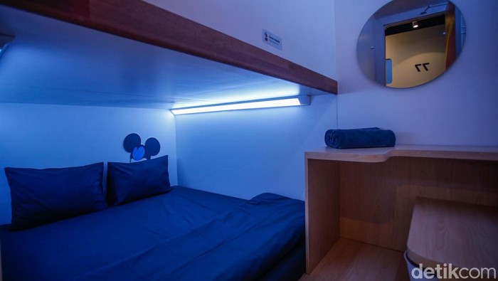 Intip Hotel Kapsul Estetik di Jakarta Pengunjung beraktivitas di CRiB, Jakarta, Selasa (29/7/2025). Hotel kapsul dengan sentuhan seni ini berada di Kawasan Kuningan, Jakarta dengan total 7 lantai.