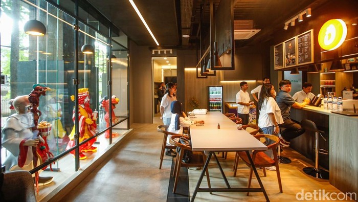 Intip Hotel Kapsul Estetik di Jakarta Pengunjung beraktivitas di CRiB, Jakarta, Selasa (29/7/2025). Hotel kapsul dengan sentuhan seni ini berada di Kawasan Kuningan, Jakarta dengan total 7 lantai.