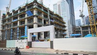 Warga melintas di depan proyek pembangunan gedung bertingkat di Jakarta, Selasa (29/7/2025). Menteri Investasi dan Hilirisasi/Kepala Badan Koordinasi Penanaman Modal (BKPM) Rosan Perkasa Roeslani mengungkapkan realisasi investasi pada triwulan II tahun 2025 mencapai Rp477,7 triliun atau meningkat 11,5 persen dari periode sama pada tahun sebelumnya yakni sebesar Rp428,4 triliun. Foto: ANTARA FOTO/Fauzan