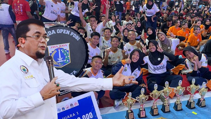 Ivan saat memberikan apresiasi kepada atlet PDBI usai kejurda open drum band di Jakarta