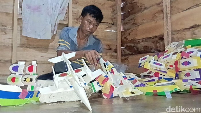 Jelang Agustusan, Salim si pengrajin miniatur kapal di Palembang mulai raup cuan.