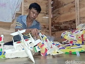 Sulap Gabus Jadi Miniatur Kapal, Pria di Palembang Raup Cuan Jelang Agustusan