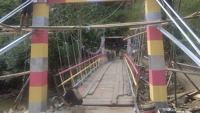Jembatan penghubung yang digunakan 5 desa di Kabupaten Enrekang yang dibangun secara swadaya.
