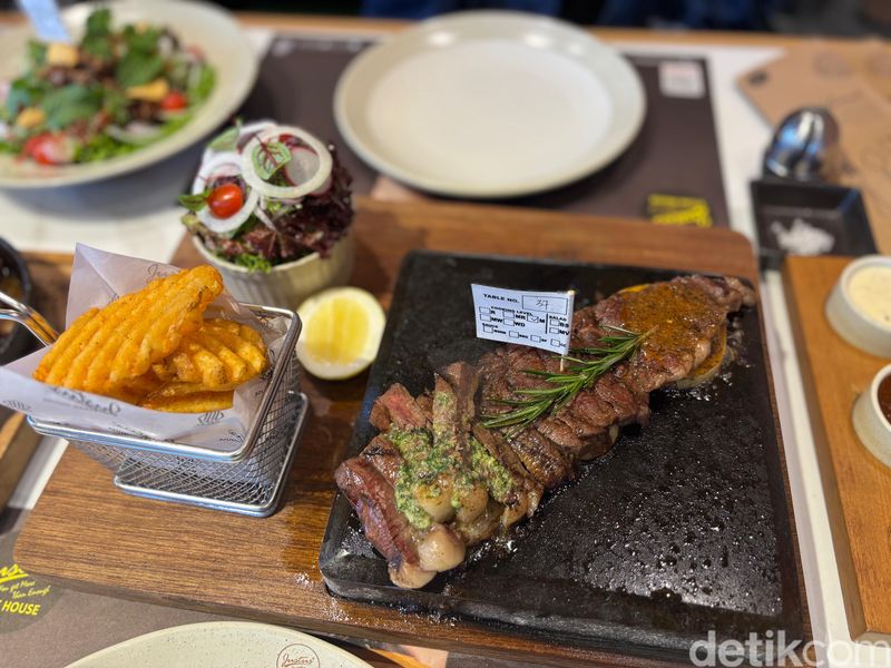 Thai Beef Salad hingga Picanha Wagyu Kini Hadir di Resto Steak Lebak Bulus