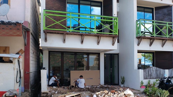 Kamar hotel di Jalan Soekarno-Hatta Labuan Bajo dibongkar untuk lahan parkir. (Dok. Matheus Saniang Naga Siagian)