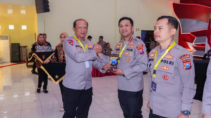 Kapolresta Sidoarjo Kombes Christian Tobing menerima penghargaan dari Kapolda Jatim Irjen Nanang Avianto.