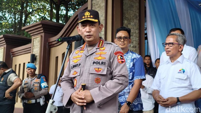 Kapolri Jenderal Listyo Sigit Prabowo melepas 1.575 buruh korban PHK dan angkatan kerja baru untuk diberangkatkan ke tempat kerja baru. (Kurniawan F/detikcom)