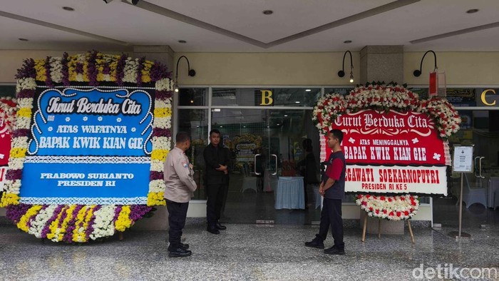 Karangan Bunga Penuhi Rumah Duka Kwik Kian Gie Ahli ekonomi dan politikus Indonesia, Kwik Kian Gie, meninggal dunia. Karangan bunga ucapan belasungkawa pun memenuhi Rumah Duka Sentosa, RSPAD Gatot Soebroto, Jakarta Pusat.